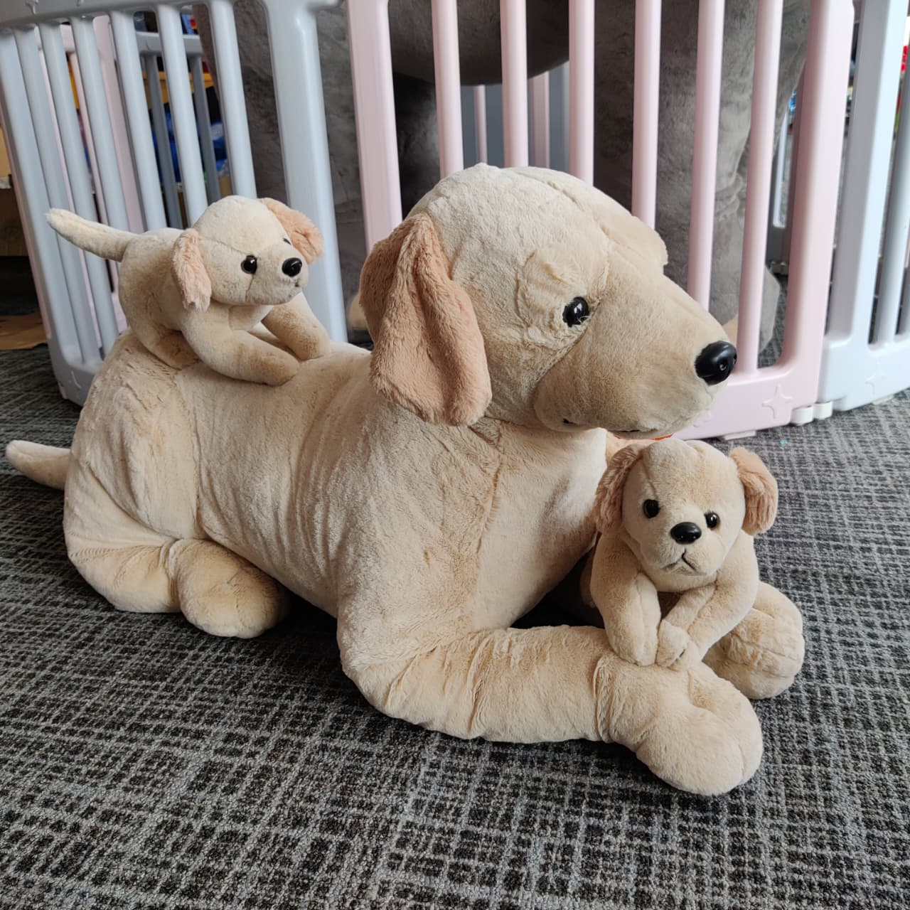 WILD REPUBLIC Paws- Laying Jumbo Yellow LAB & Babies