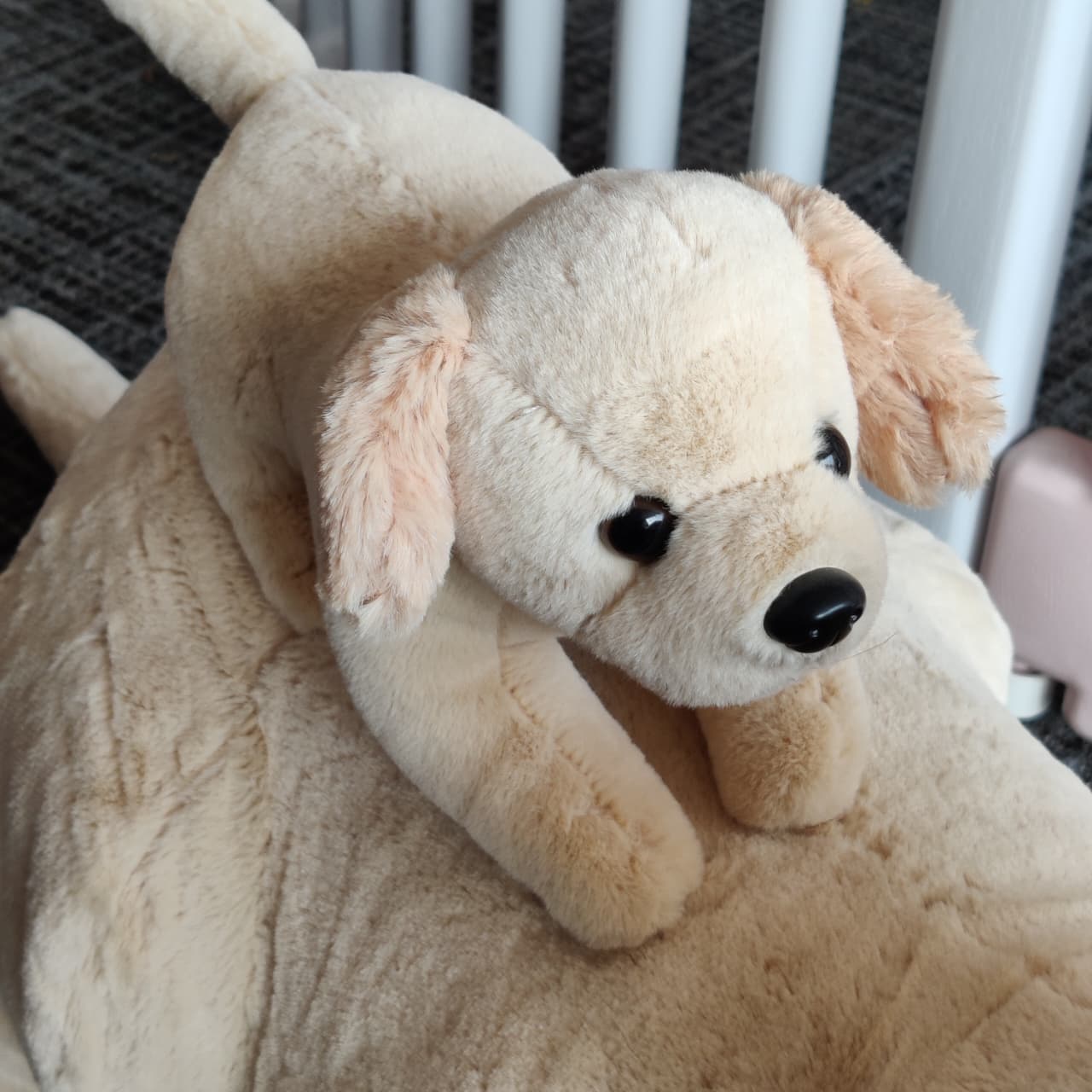 WILD REPUBLIC Paws- Laying Jumbo Yellow LAB & Babies